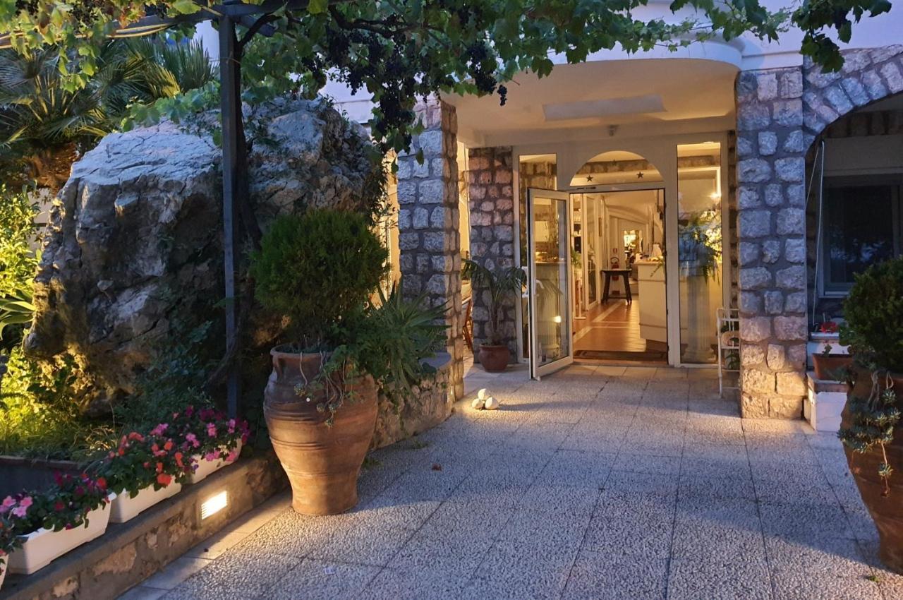 Hotel Nautilus กาปรี ภายนอก รูปภาพ